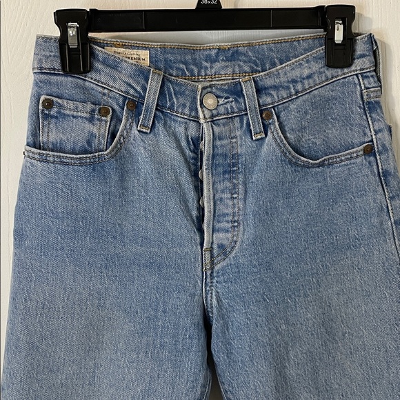 Levi's 501 Premium Button Fly High Rise Fringe Medium Wash Ankle Denim Size 25 - Picture 4 of 12